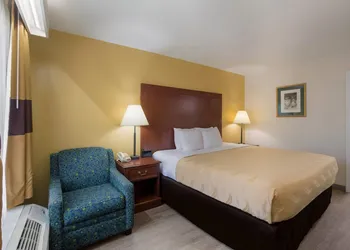 Quality Inn & Suites Greensboro near Lake Oconee hotel thumbnail 5