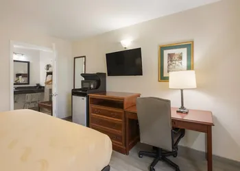 Quality Inn & Suites Greensboro near Lake Oconee hotel thumbnail 6