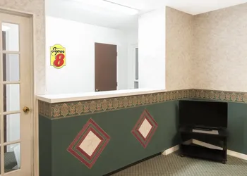 Super 8 by Wyndham Taylorville IL hotel thumbnail 4