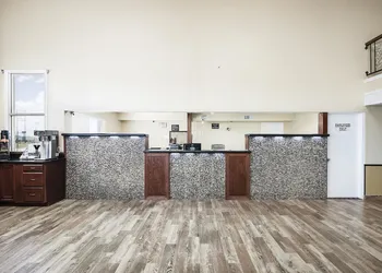 Super 8 by Wyndham Elk City hotel thumbnail 2