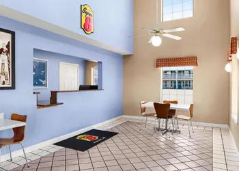 Super 8 by Wyndham Foley hotel thumbnail 2