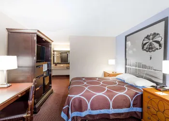 Super 8 by Wyndham Foley hotel thumbnail 7