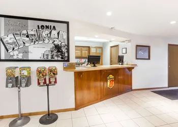 Super 8 by Wyndham Ionia MI hotel thumbnail 2