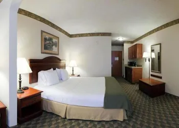 Holiday Inn Express Hotel & Suites Laurinburg by IHG hotel thumbnail 5