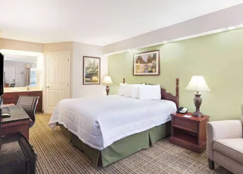 Baymont by Wyndham Tullahoma hotel thumbnail 3