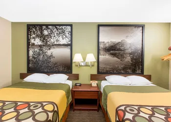 Super 8 by Wyndham Fairmont hotel thumbnail 3