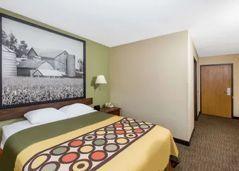 Super 8 by Wyndham Fairmont hotel thumbnail 5