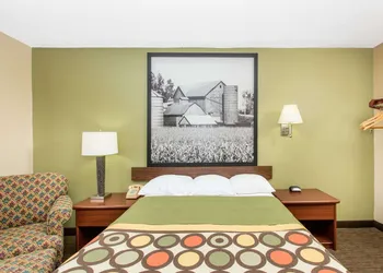 Super 8 by Wyndham Fairmont hotel thumbnail 7