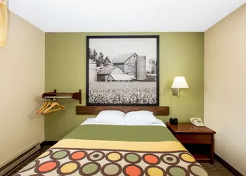 Super 8 by Wyndham Fairmont hotel thumbnail 8