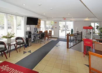 Econo Lodge Inn & Suites hotel thumbnail 2