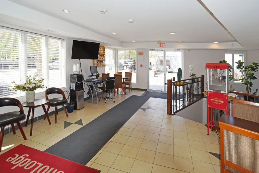 Econo Lodge Inn & Suites hotel detail image 2