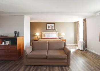 Econo Lodge Inn & Suites hotel thumbnail 5