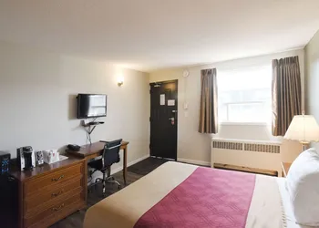 Econo Lodge Inn & Suites hotel thumbnail 6