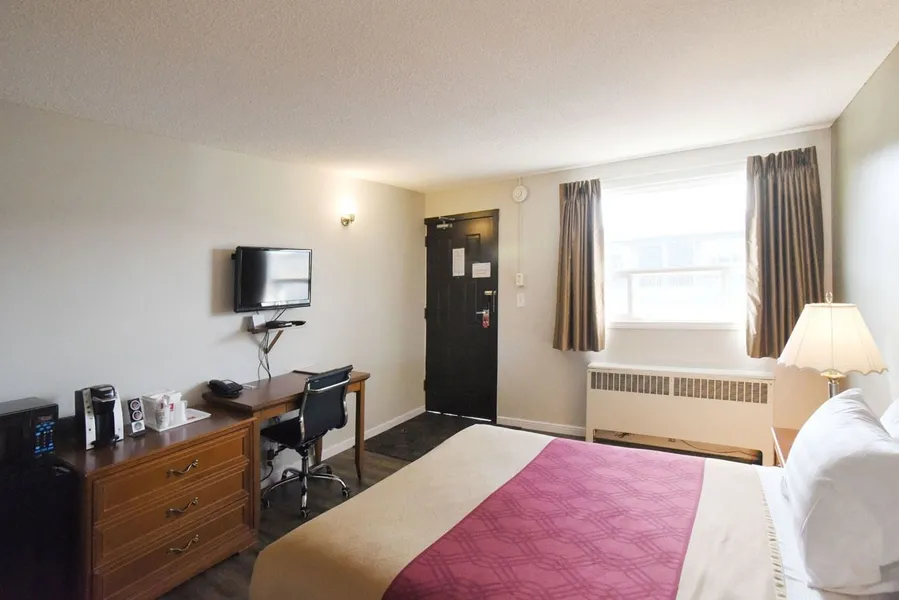 Econo Lodge Inn & Suites hotel detail image 6