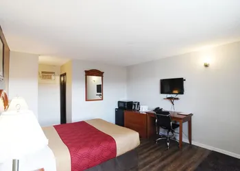 Econo Lodge Inn & Suites hotel thumbnail 7