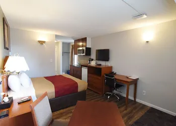 Econo Lodge Inn & Suites hotel thumbnail 8