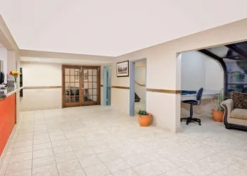 Super 8 by Wyndham Iowa Falls hotel thumbnail 2