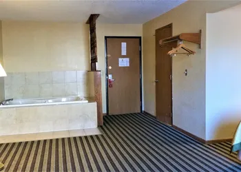 Super 8 by Wyndham Iowa Falls hotel thumbnail 3
