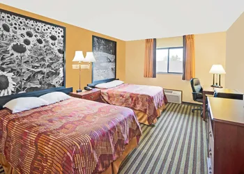 Super 8 by Wyndham Iowa Falls hotel thumbnail 6