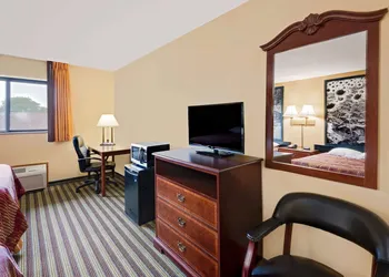 Super 8 by Wyndham Iowa Falls hotel thumbnail 7