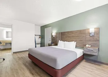 Quality Inn Plainview hotel thumbnail 8