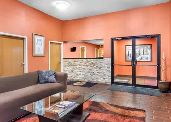 Super 8 by Wyndham Bellefontaine hotel thumbnail 2