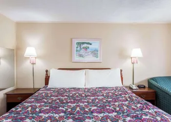 Travelodge by Wyndham Ridgeway Martinsville Area hotel thumbnail 2