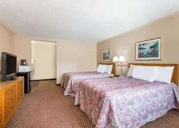 Travelodge by Wyndham Ridgeway Martinsville Area hotel thumbnail 3