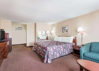 Travelodge by Wyndham Ridgeway Martinsville Area hotel thumbnail 7