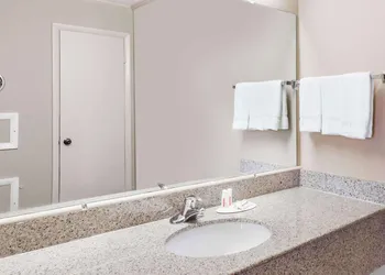 Travelodge by Wyndham Ridgeway Martinsville Area hotel thumbnail 8