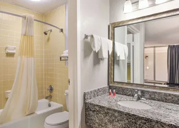 Econo Lodge Cave City hotel thumbnail 8