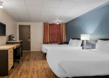 Econo Lodge Inn & Suites hotel thumbnail 4