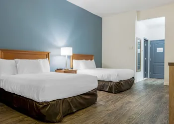 Econo Lodge Inn & Suites hotel thumbnail 5