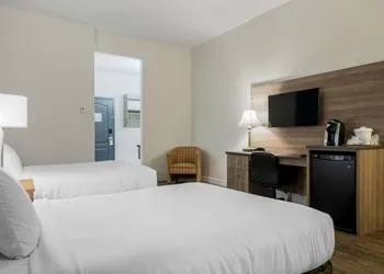 Econo Lodge Inn & Suites hotel thumbnail 6