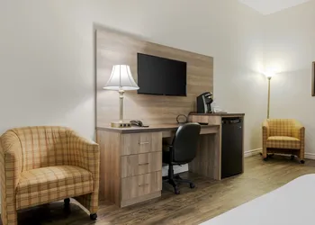 Econo Lodge Inn & Suites hotel thumbnail 7