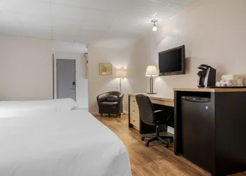 Econo Lodge Inn & Suites hotel thumbnail 8