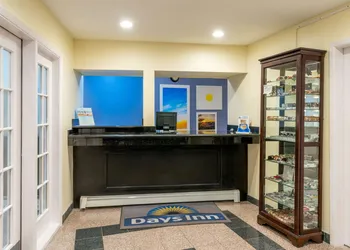 Days Inn by Wyndham Grants hotel thumbnail 2