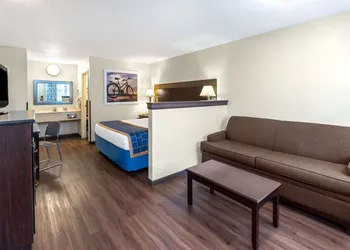Days Inn by Wyndham Grants hotel thumbnail 5