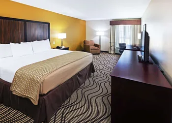 La Quinta Inn & Suites by Wyndham Floresville hotel thumbnail 6