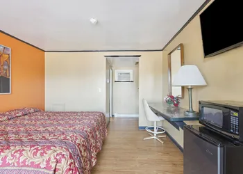 Curry’s Motel by OYO Saginaw MI hotel thumbnail 7