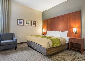 Comfort Inn & Suites hotel thumbnail 8