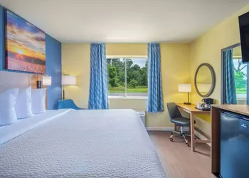 Days Inn by Wyndham Evansdale Waterloo hotel thumbnail 4