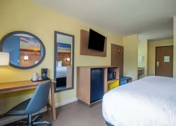 Days Inn by Wyndham Evansdale Waterloo hotel thumbnail 5