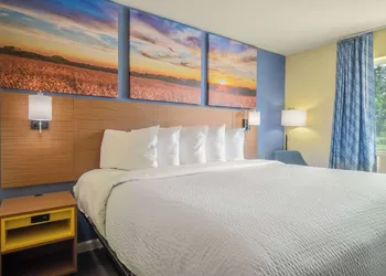Days Inn by Wyndham Evansdale Waterloo hotel thumbnail 7