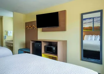 Days Inn by Wyndham Evansdale Waterloo hotel thumbnail 8