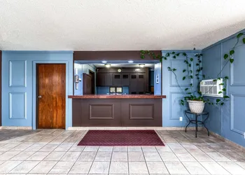 Econo Lodge Inn & Suites Auburn hotel thumbnail 2