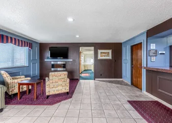 Econo Lodge Inn & Suites Auburn hotel thumbnail 4