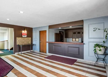 Econo Lodge Inn & Suites Auburn hotel thumbnail 5