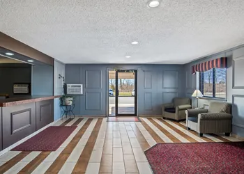 Econo Lodge Inn & Suites Auburn hotel thumbnail 6