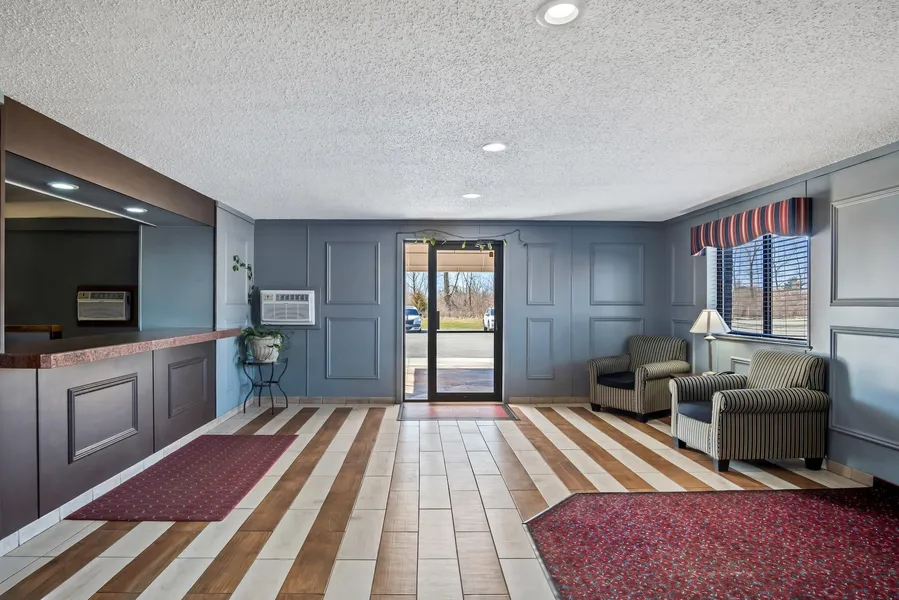 Econo Lodge Inn & Suites Auburn hotel detail image 6